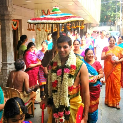 Symbolic Kashi Yatra pathway setup with traditional props by Pranaya Weddings Chennai
